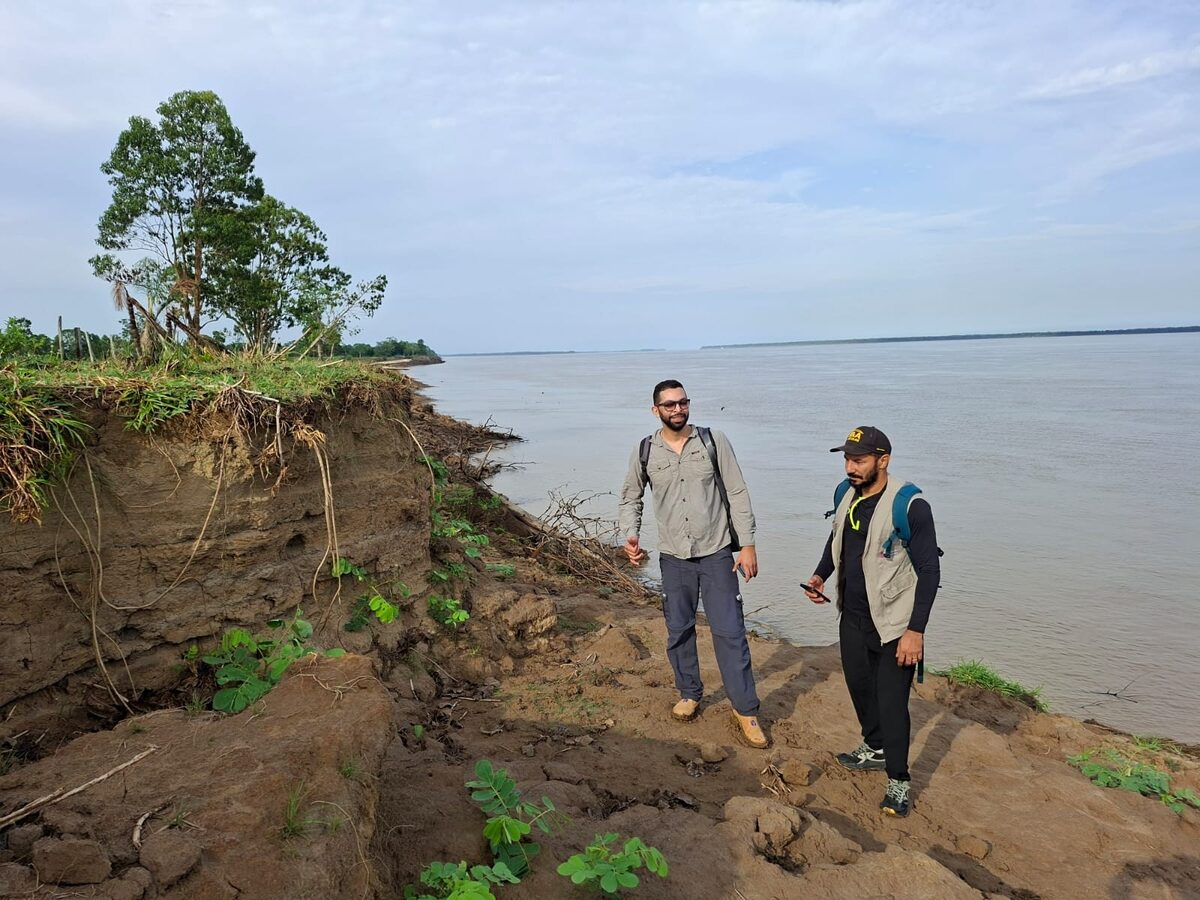 Dois pesquisadores no barranco às margens do rio Amazonas